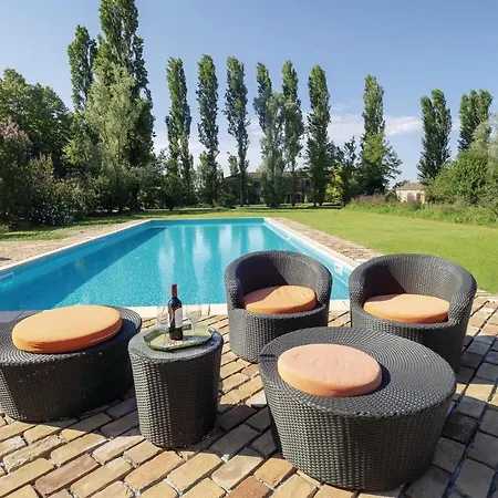 2 Bedroom Awesome In Taglio Di Po Ro Porto Viro