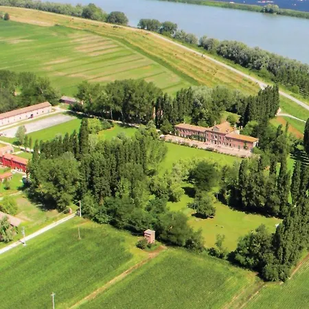 2 Bedroom Awesome In Taglio Di Po Ro Dom wakacyjny *