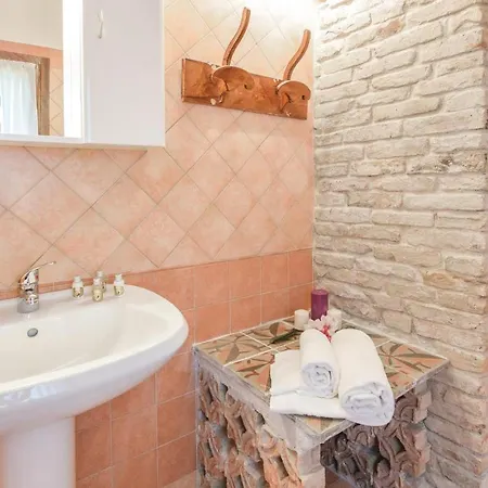 2 Bedroom Awesome In Taglio Di Po Ro *